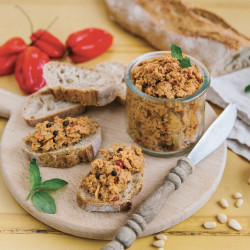 Terrine de volaille aux poivrons piquillos et au pesto rouge