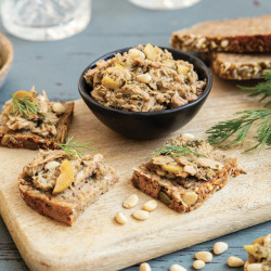 Emietté de thon aux olives vertes et pignons de pin