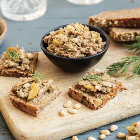 Emietté de thon aux olives vertes et pignons de pin