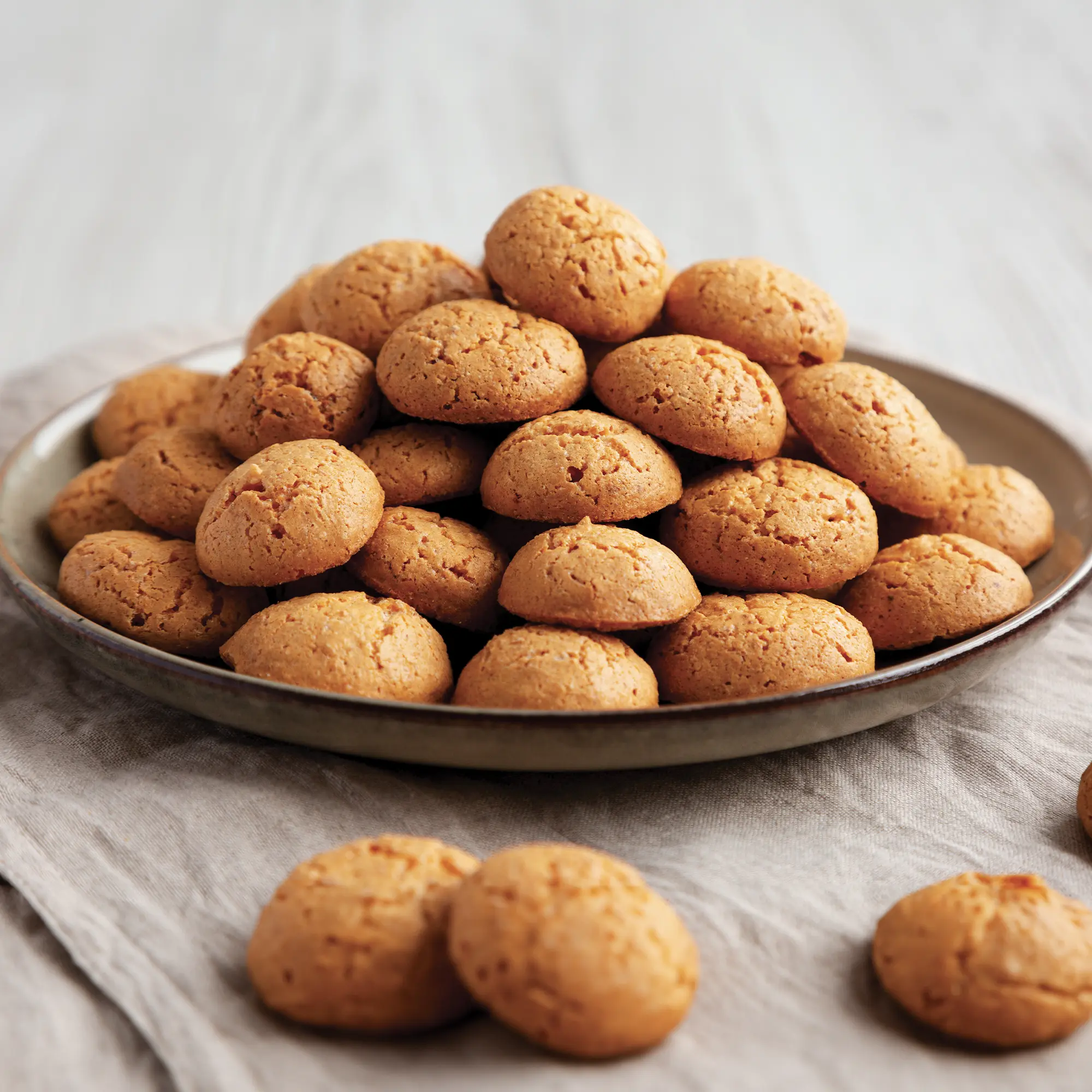   Les Macarons aux amandes   
 Stock limité - Un biscuit (sans gluten) moelleux, fondant à l'intérieur et finement croustillant à l'extérieur.  